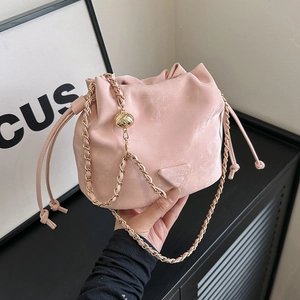 Dames Mode PU Leer Bucket Bag Minimalistische Ketting Schoudertas Met Driehoekig Logo Trekkoord Crossbody Tas Voor Dagelijks Feest