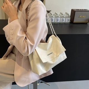 Schicke beige Umhängetasche mit silberner Kette und minimalistischem Leder-Finish