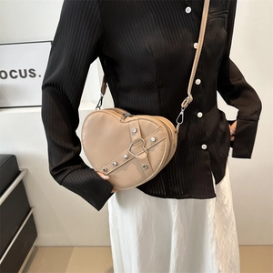Chique hartvormige crossbodytas van PU-leer met zilveren studs en verstelbare riem