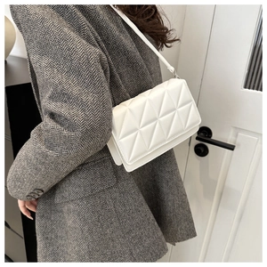 Detail der weißen gesteppten Umhängetasche mit geometrischem Muster als Schultertasche