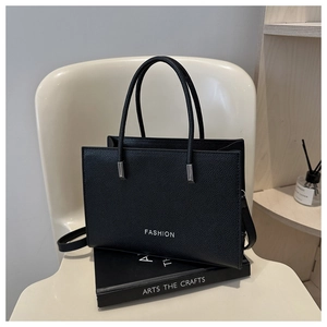 Gros plan du sac cabas noir à texture pierre avec attaches en métal argenté