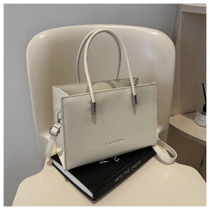 Gros plan du sac cabas crème avec motif pierre et inscription FASHION