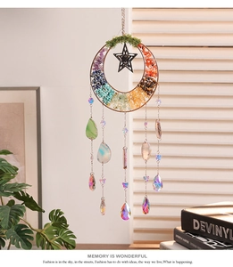 Detail eines böhmischen Kristall-Mond-Sonnenfängers mit Regenbogensteinen und Kristalltropfen