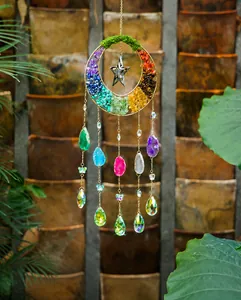 Detail eines böhmischen Sonnenfängers mit goldenem Mondrahmen und bunten Kristallen