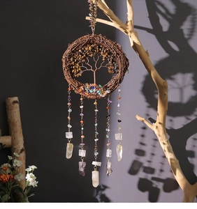 Détail de la couronne arbre de vie faite main avec pierres naturelles et carillons