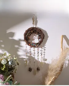 Détail de la couronne arbre de vie artisanale avec pierres naturelles et rotin tressé