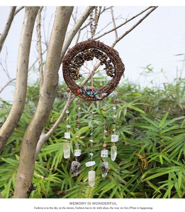 Détail de l'attrape-soleil Arbre de Vie fait main avec pierres de chakra naturelles