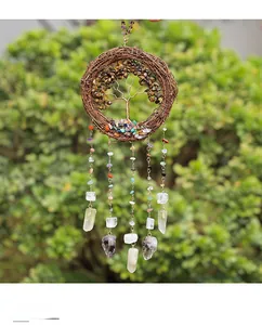 Détail de l'arbre de vie artisanal avec cristaux naturels et anneau en rotin tressé