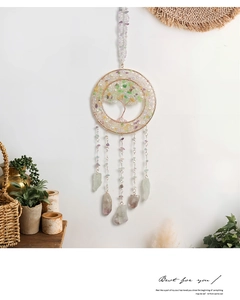 Boho διακόσμηση τοίχου Δέντρο της Ζωής με κρυστάλλους σε λευκό τοίχο