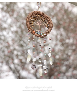Détail du carillon Arbre de Vie fait main avec œil de tigre et colonnes de cristal