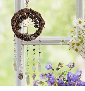 Détail de l'arbre de vie fait main avec pierres oeil de tigre et perles de cristal