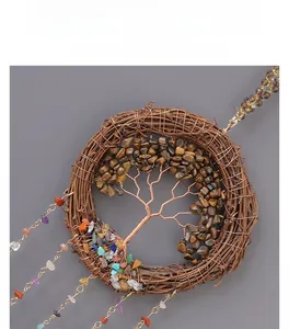Détail macro de l'arbre de vie artisanal tissé avec des cristaux de pierres naturelles