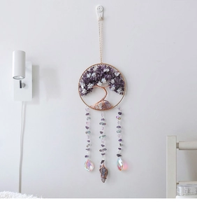 Nahaufnahme von Lebensbaum Wanddeko mit rosa Kristallen und metallischer Drahtkunst