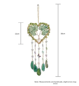 Détail d'un pendentif cœur Arbre de Vie fait main avec quartz vert et agate
