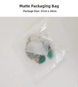 Gros plan d'un sachet d'emballage semi-transparent dépoli de taille 21cm x 20cm
