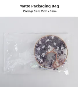Detailansicht des Lebensbaum-Anhängers aus rosa Kristall in mattierter Verpackung