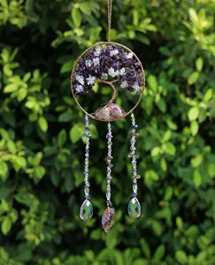 Nahaufnahme von Lebensbaum Sonnenfänger mit violetten Kristallen und Perlenketten