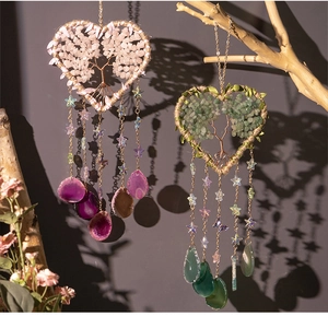 Détail de capteurs de rêves arbre de vie avec pierres roses et vertes et tranches d'agate