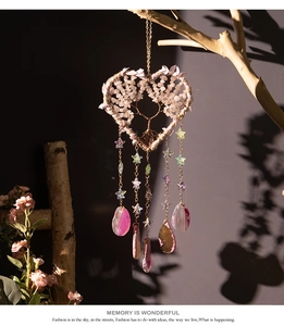 Détail de l'attrape-rêves cœur arbre de vie en cristal rose et tranches d'agate