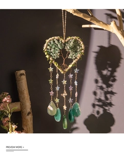 Détail d'un attrape-rêves Arbre de Vie en cœur avec cristaux verts et tranches d'agate