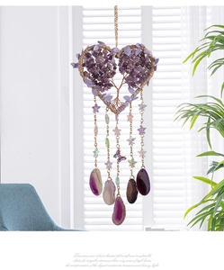 Détail de l'attrape-rêves arbre de vie en améthyste avec tranches d'agate violette