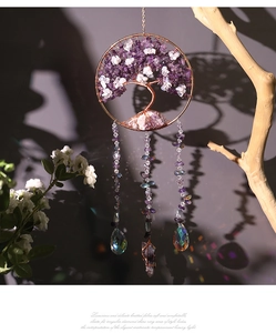 Detailansicht Suncatcher Lebensbaum mit Kristallsteinen und schillernden Tropfen