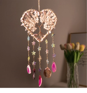 Détail d'un attrape-rêves Arbre de Vie en cœur avec cristaux roses et tranches d'agate