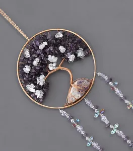 Details des Lebensbaum-Kristall-Sonnenfängers mit Amethyst und Mondsteinschotter
