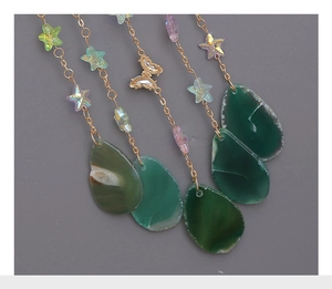 Détails de chaînes dorées avec perles en cristal et pendentifs en agate verte