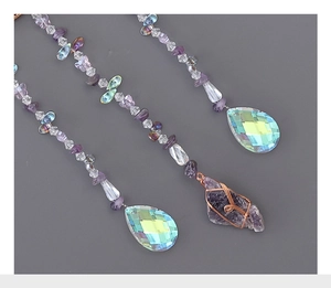 Detailaufnahme des handgefertigten Lebensbaum-Sonnenfängers mit Amethyststeinen