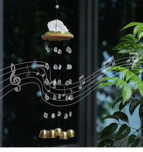 Carillon éolien artistique avec géode de cristal naturel, perles et cloches en laiton.