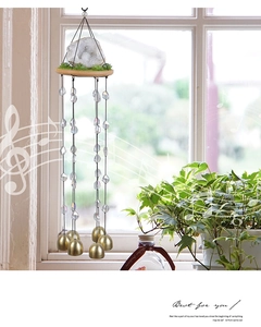Détail du carillon en cristal avec quartz blanc, base en bois et cloches en laiton