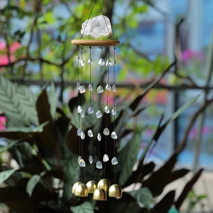 Carillon de jardin avec pierres de cristal blanc, socle en bois et cinq cloches dorées