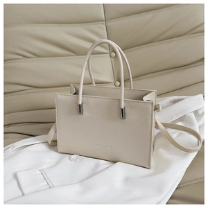 Détail du sac cabas beige clair avec logo Fashion gaufré et texture en cuir grainé