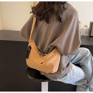 Détail du sac bandoulière demi-lune kaki avec fermeture éclair noire et cordon