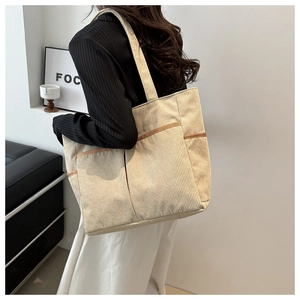 Retro-Cord-Einkaufstasche in Beige mit braunem Besatz und Mehrfachtaschen-Design
