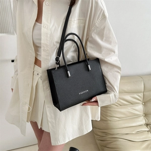 Sac bandoulière chic en cuir noir à motif litchi avec deux poignées et logo blanc