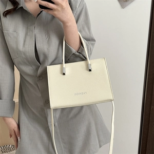 Sac bandoulière minimaliste blanc crème avec détails argentés et poignée pour femme