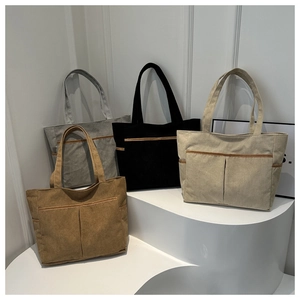 Minimalistische Cord-Tragetasche mit zwei Vordertaschen und braunem Rand in neutralen Farben