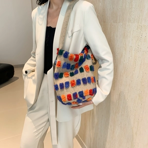 Sac seau beige en peluche avec pompons colorés vibrants pour un look d'hiver chic