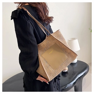 Dettaglio della borsa tote beige in tessuto con toppa in pelle e doppie tracolle