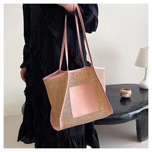 Dettaglio della borsa tote in tessuto beige con tasca in pelle rosa e logo oro