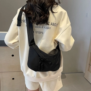 Sac bandoulière minimaliste en nylon noir en forme de croissant à grande capacité