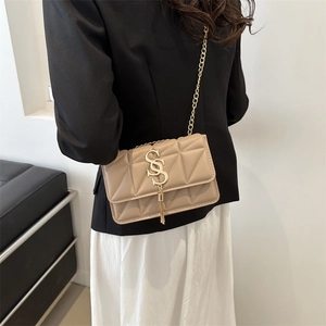 Sac à bandoulière beige matelassé avec chaîne dorée et logo SS pour femmes chic