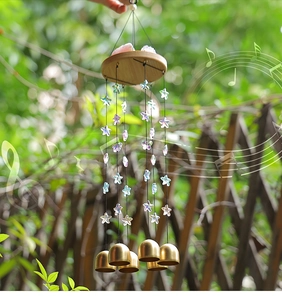 Détail du carillon en bois avec pierres de cristal et cloches en laiton au jardin