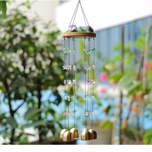 Vue détaillée du carillon en cristal avec base en bois, perles et cloches en bronze