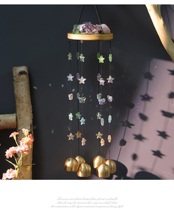 Détail de carillon en cristal naturel avec cloches en laiton et améthyste sur bois