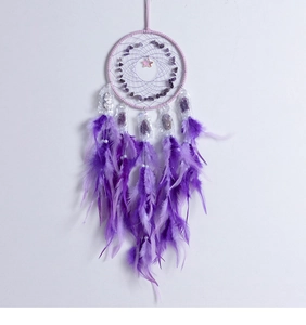 Detailaufnahme von lila Boho-Traumfänger mit Amethysten und weichen Federn