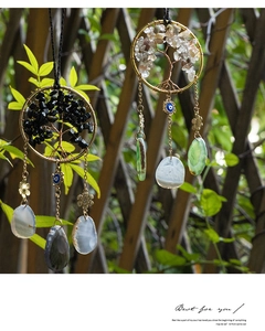 Detail der Lebensbaum Auto-Hängedeko mit Obsidian und Achat in einem Gartenambiente