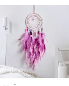 Detail eines rosa Boho-Traumfängers mit Federn, Kristallperlen und Achatscheiben